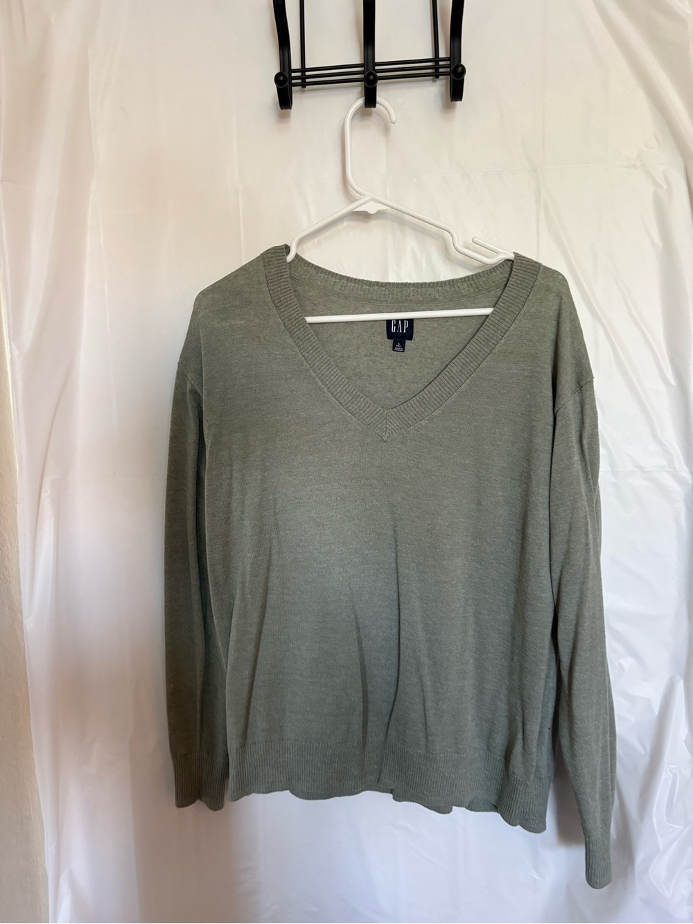 GAP V-Neck Sweater in Sage Green